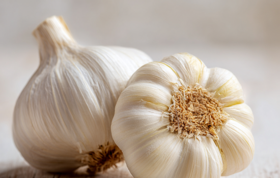 Czosnek a odporność – jak wspiera ciało, a jak szkodzi skórze 🧄⚖️